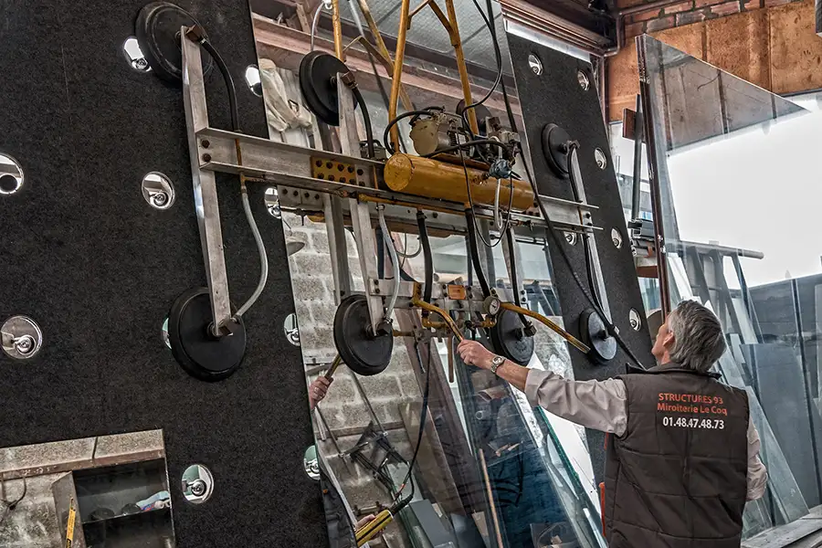 Photo du fondateur de la Miroiterie Le Coq à l'atelier