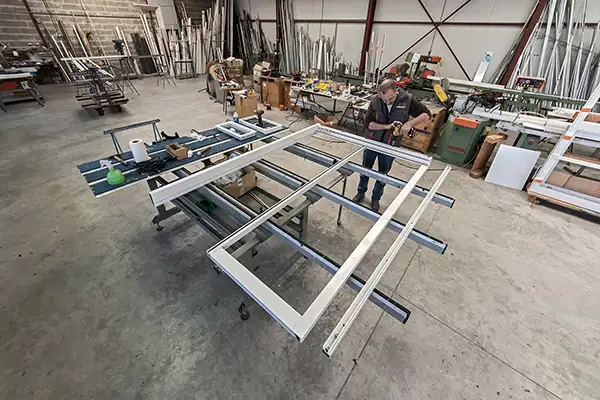 Photo d'une fabrication sur mesure dans l'atelier de la Miroiterie Le Coq.