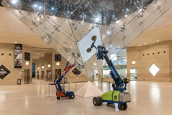 Photo d'une intervention de nuit pour un remplacement de vitre sur la Pyramide intérieure du Louvre