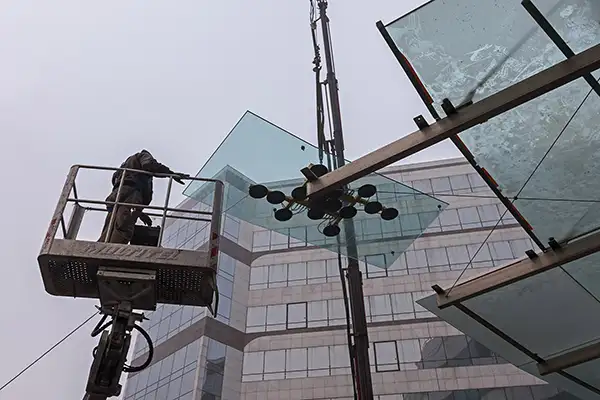 Photo de l'installation d'un vitrage de toiture